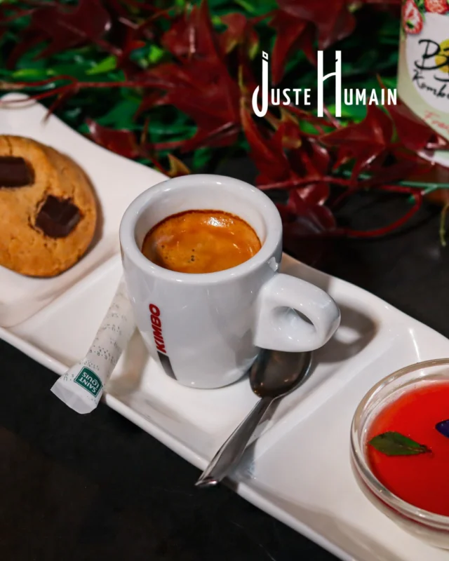 Le meilleur moyen de terminer un repas ? Un café gourmand.Un espresso accompagné de quelques douceurs soigneusement préparées : le juste équilibre entre l'intensité du café et une touche de gourmandise.Parce qu'il est parfois difficile de choisir un seul dessert… notre café gourmand vous permet d'en savourer plusieurs, en toute simplicité.🕑 Mardi au dimanche : 10h30 - 00h
📍 Café Juste Humain - 6 Rue des Consuls, Port Ariane, Lattes#cafejustehumain #restaurant #portariane #bonplans #lattes