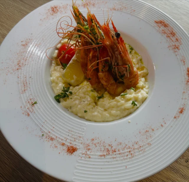🍤 Plat du jour 🍤Risotto crémeux et gambas snackées au beurre persillé, une pointe de citron, un soupçon de piment d’Espelette… Simple, généreux, fait maison.📍 À déguster aujourd’hui au Café Juste Humain, Port de Lattes
⏰ Jusqu’à épuisement des stocks, alors ne tardez pas !Réservez votre table ou passez nous voir 💛#lattesportariane #montpellier #platdujour #gambas #risotto